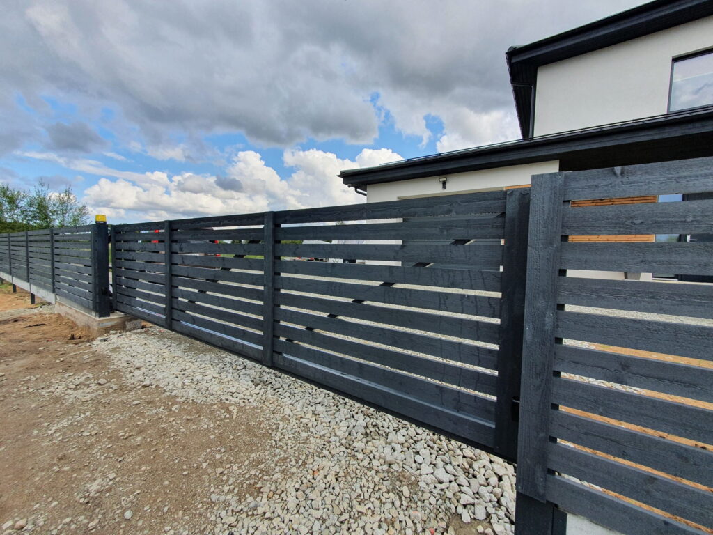 Halli värvi horisontaalse laudisega liugvärav vilkuriga