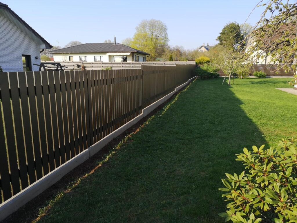 Betoonist sokliga pruuni värvi vertikaalne puitaed