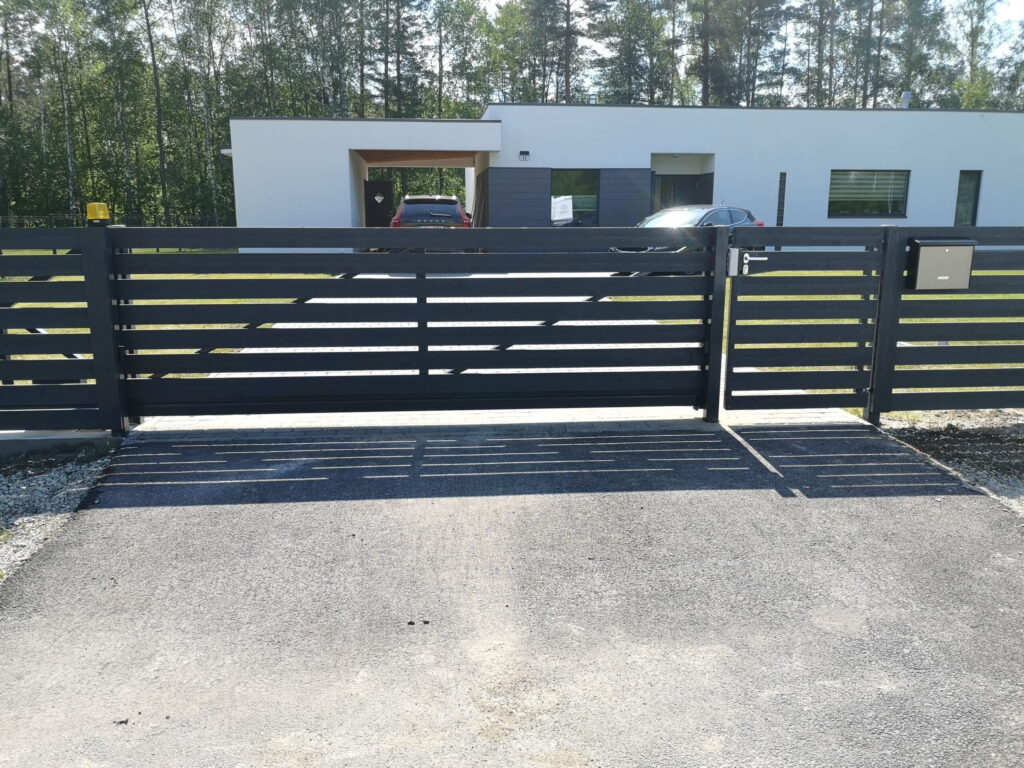 Halli värvi horisontaalse laudisega liugvärav koos jalgvärava ja vilkuriga